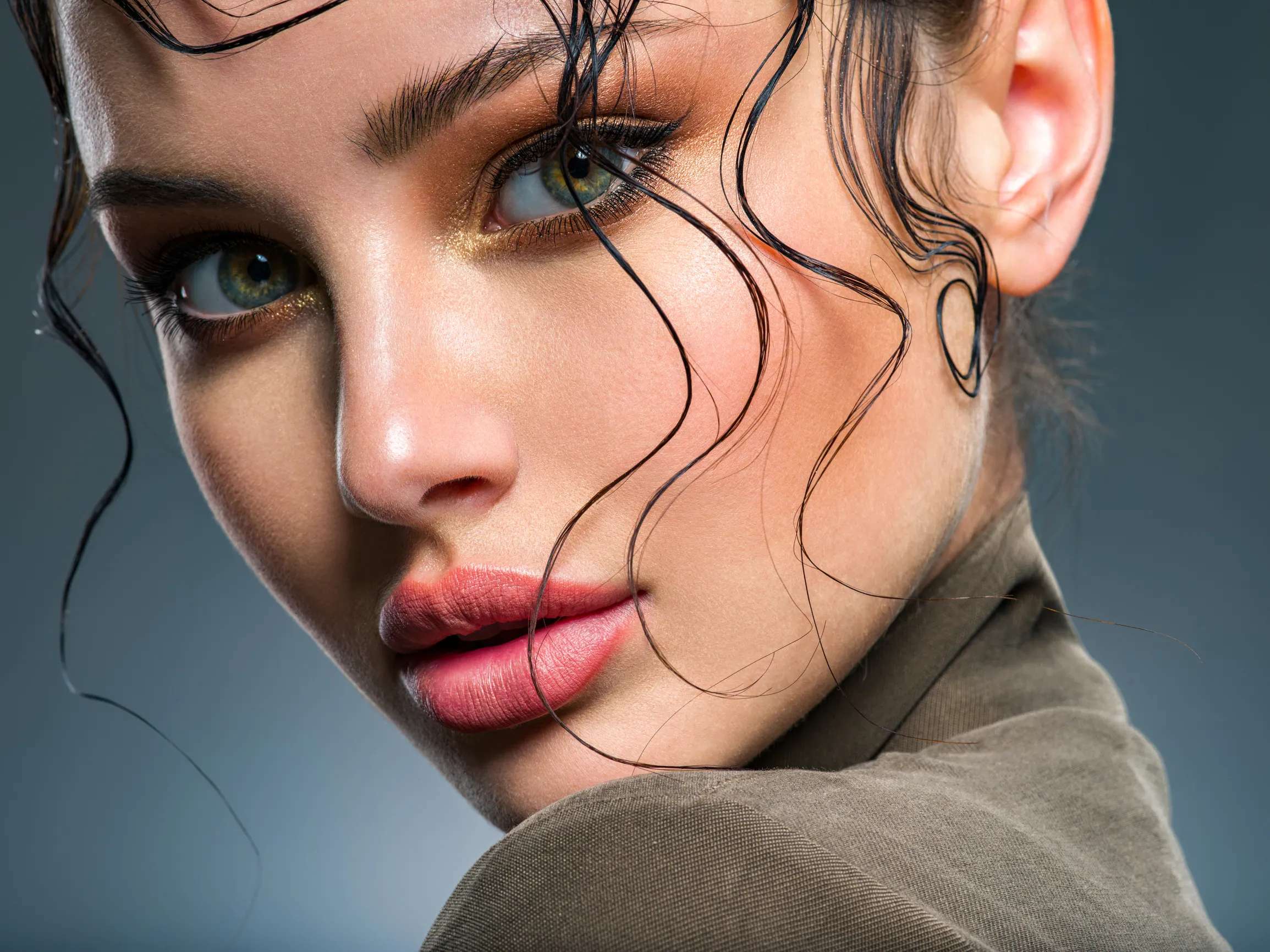 glamorous-woman-with-wet-hair-and-bold-makeup-2026-01-06-09-36-41-utc